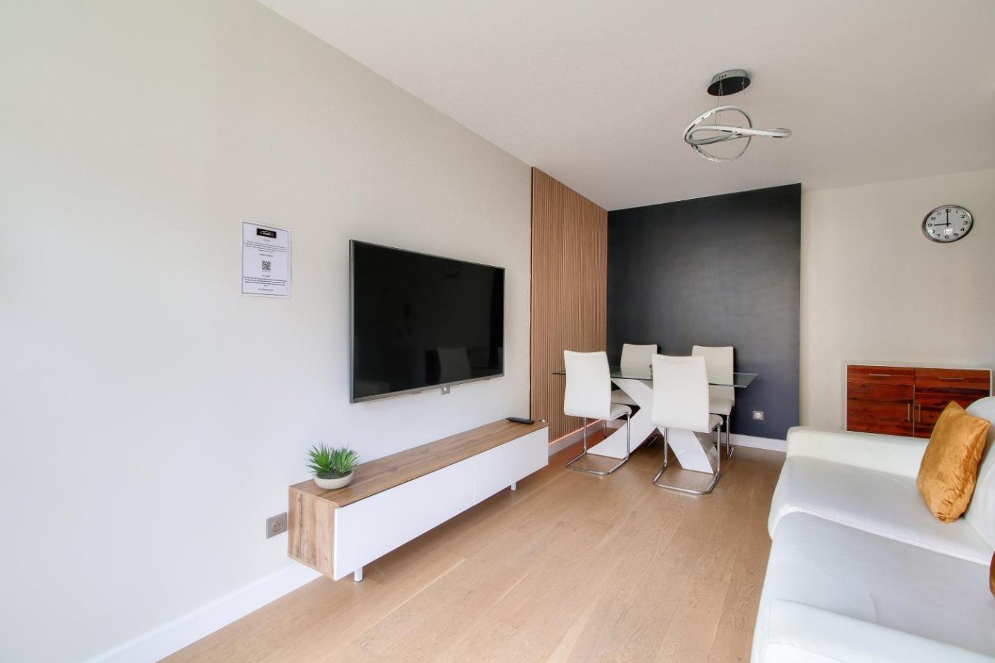 123Home - Suite & Spa Xl Монтеврен Экстерьер фото