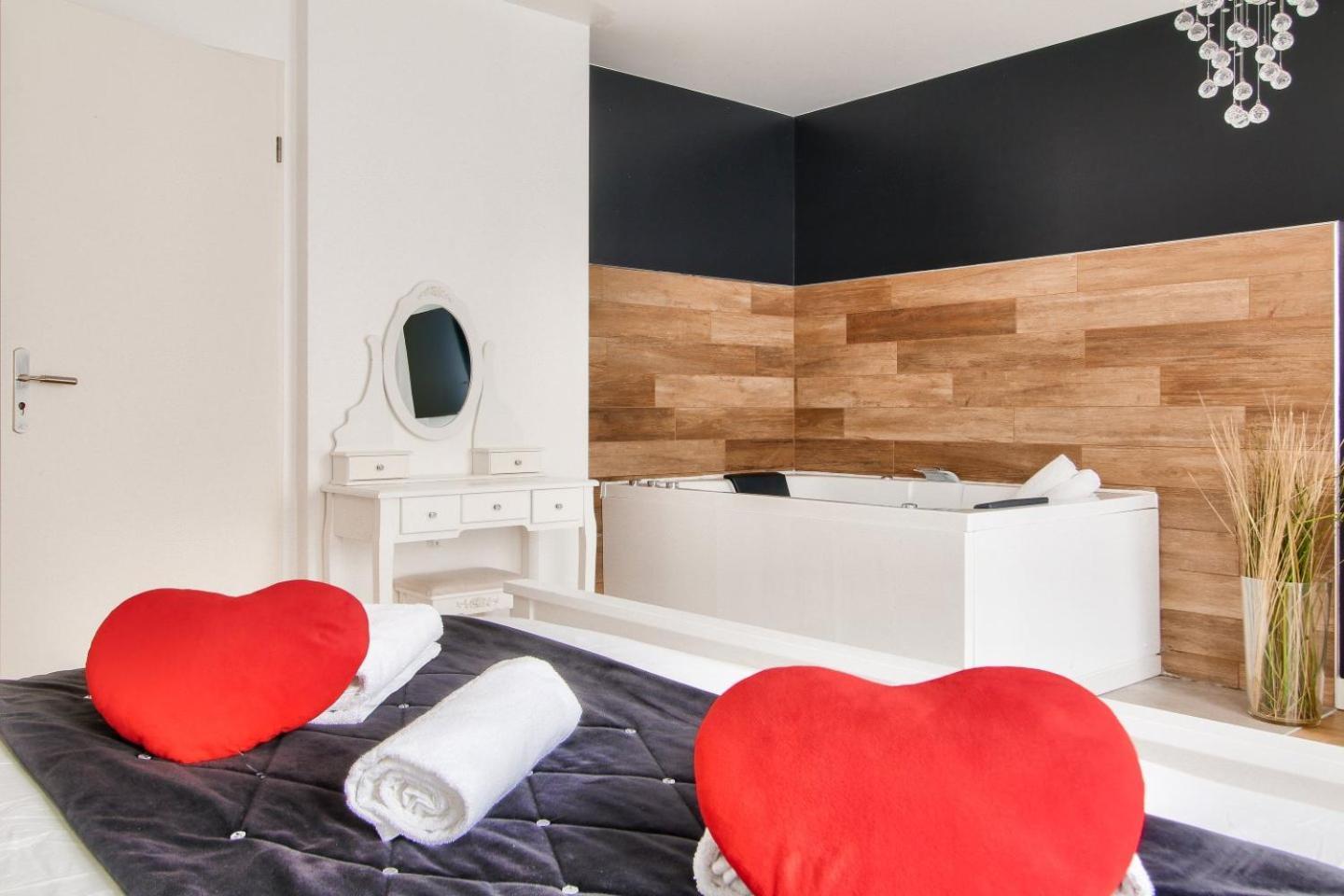 123Home - Suite & Spa Xl Монтеврен Экстерьер фото