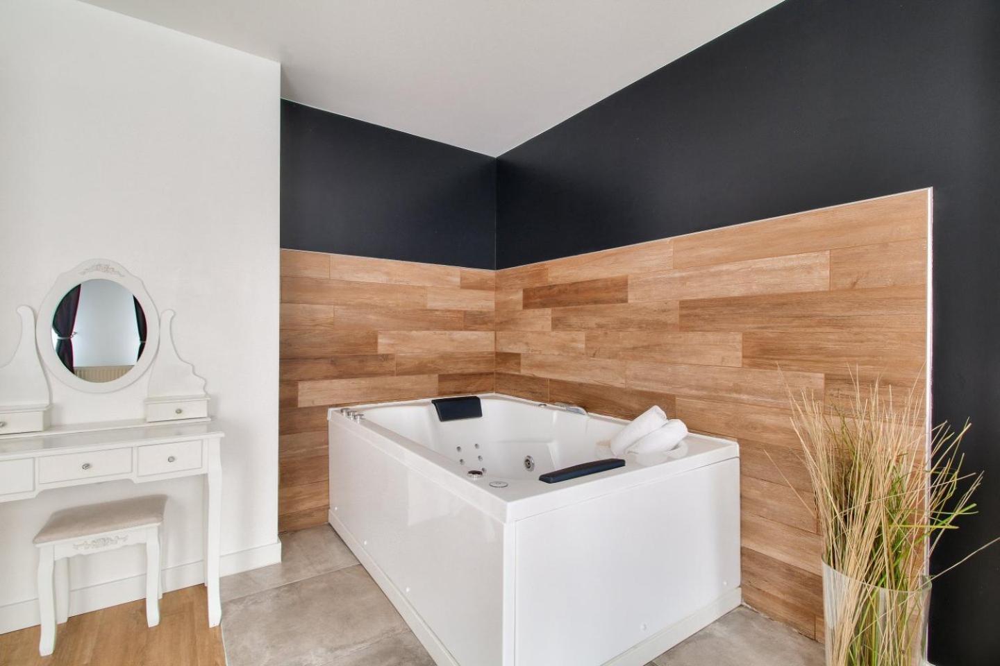 123Home - Suite & Spa Xl Монтеврен Экстерьер фото